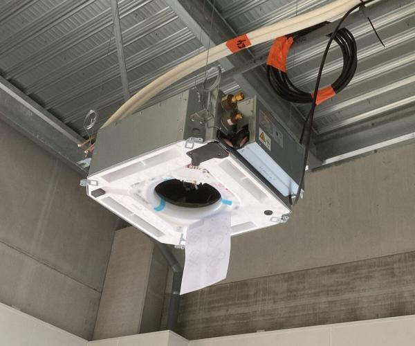 Réseau de climatisation gainable avec gaines métalliques installées dans un bâtiment industriel ou commercial.