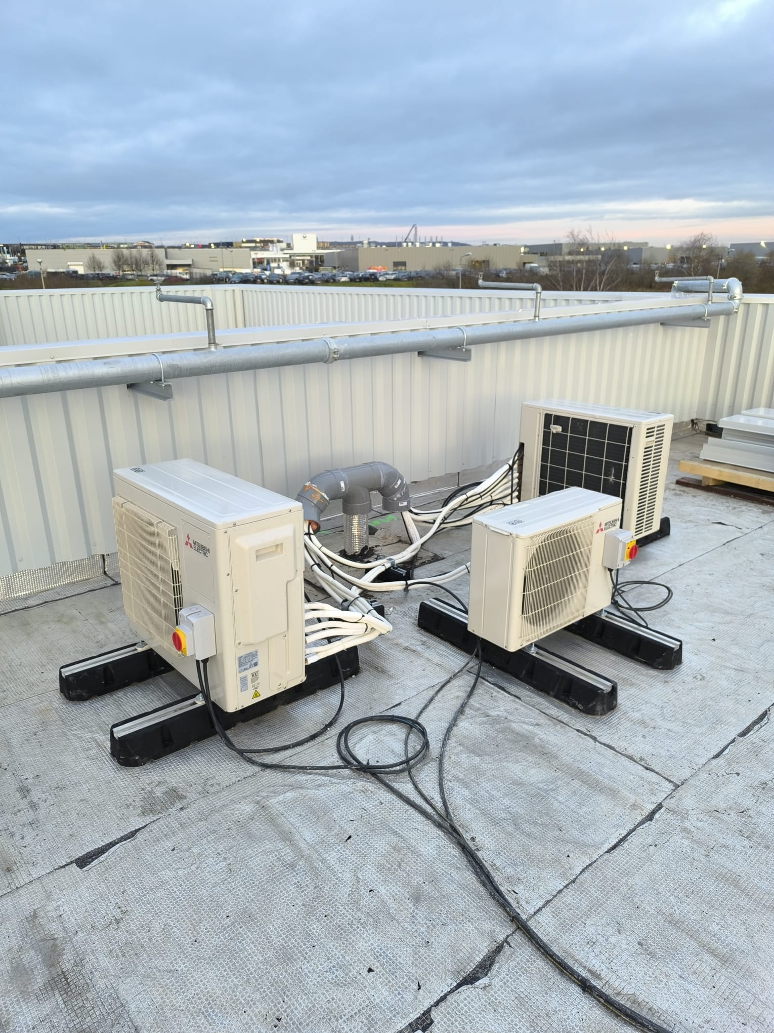 Unité intérieure de climatisation installée dans une maison moderne par un installateur de climatisation professionnel.